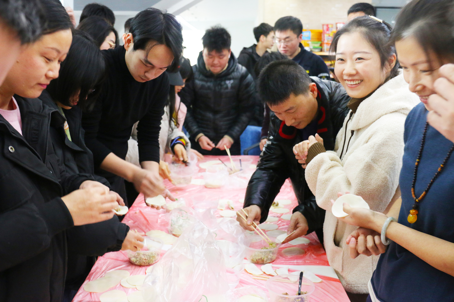 4 包饺子.JPG